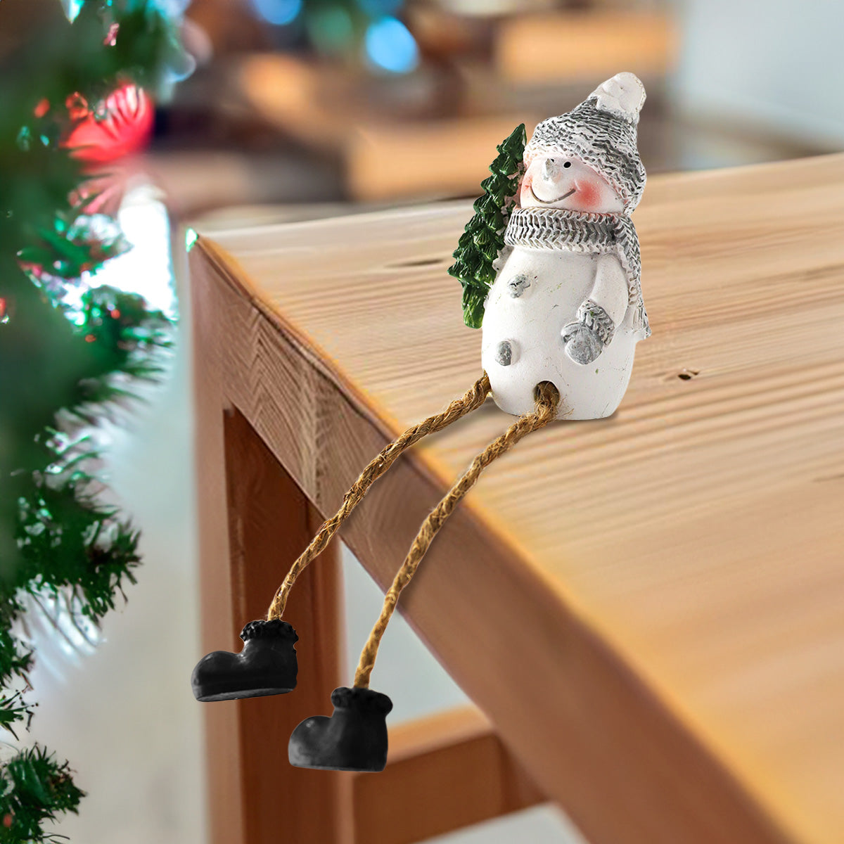 Figura de Muñeco de Nieve con Pino, Piernas Colgantes, Cerámica
