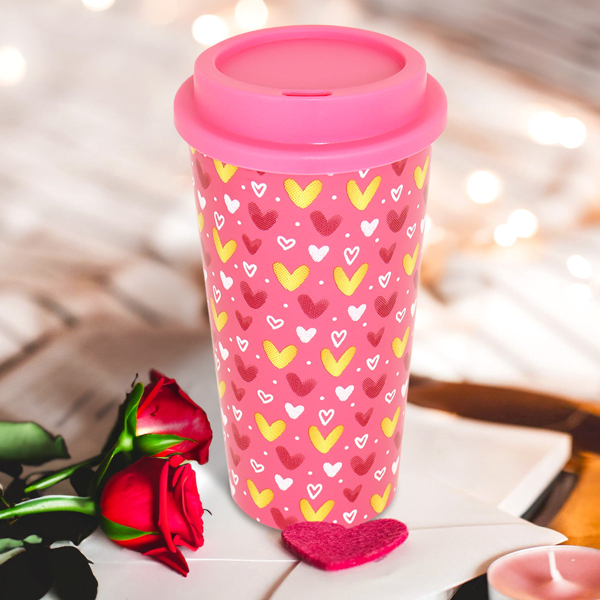 Vaso para Café con Diseño de Corazones y Tapa Rosa