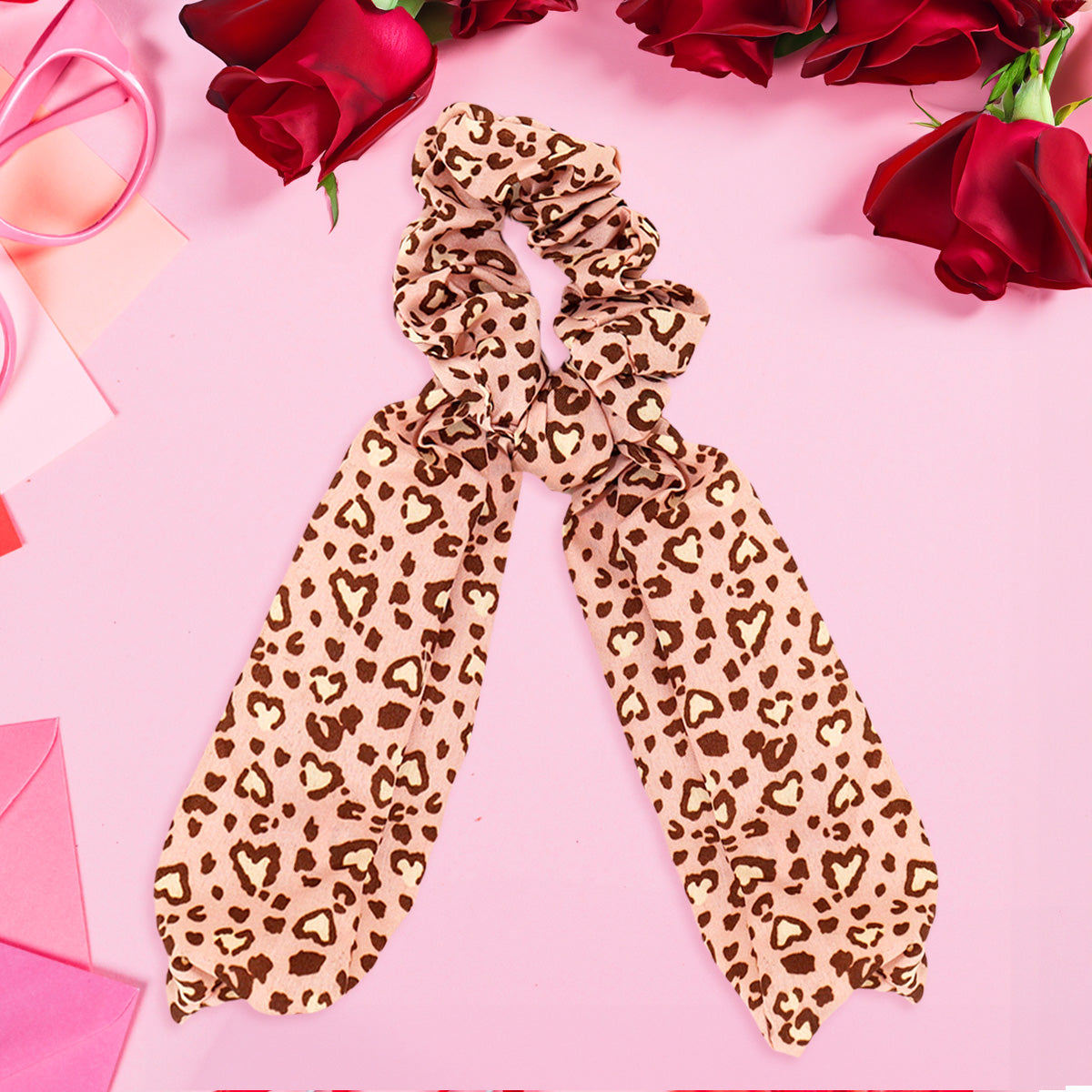 Scrunchie de Leopardo de Corazones, Color Rosa con Café