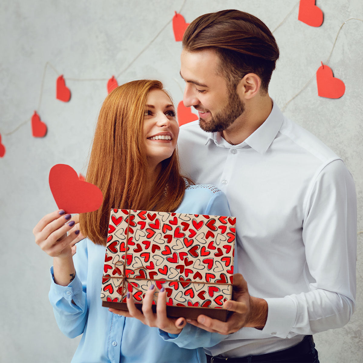 Papel de Regalo de Corazones, color Rojo con Blanco
