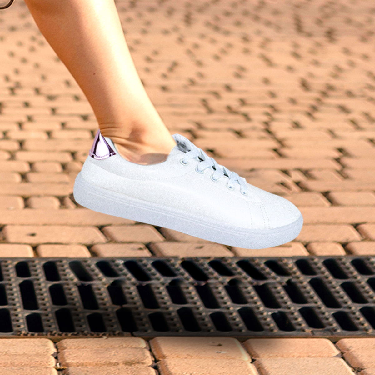 Tenis Blancos con Detalle Brillante Rosa