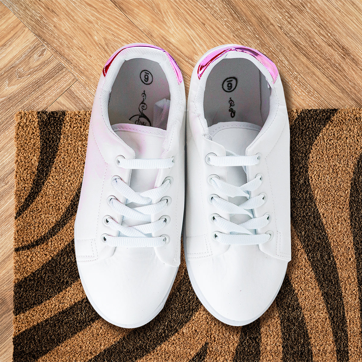 Tenis Blancos con Detalle Brillante Rosa