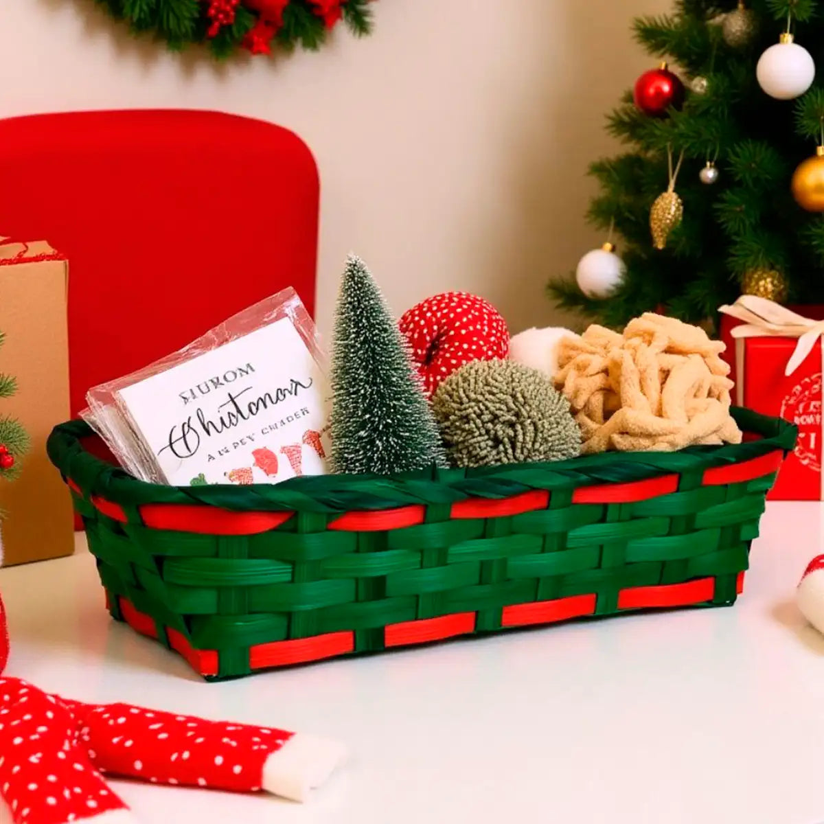 Canasta de Bamboo Navideña, Color Verde y Rojo, 20x30 cm
