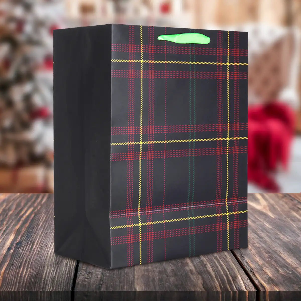 Bolsa de Regalo Navideña, Diseño Cuadros, Color Negro y Rojo