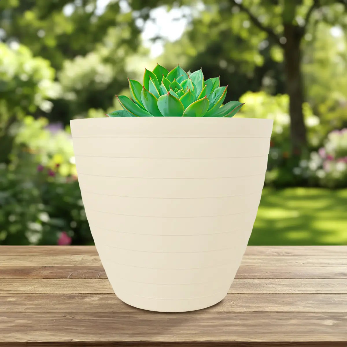 Maceta de Plástico, Textura Líneas, Color Crema