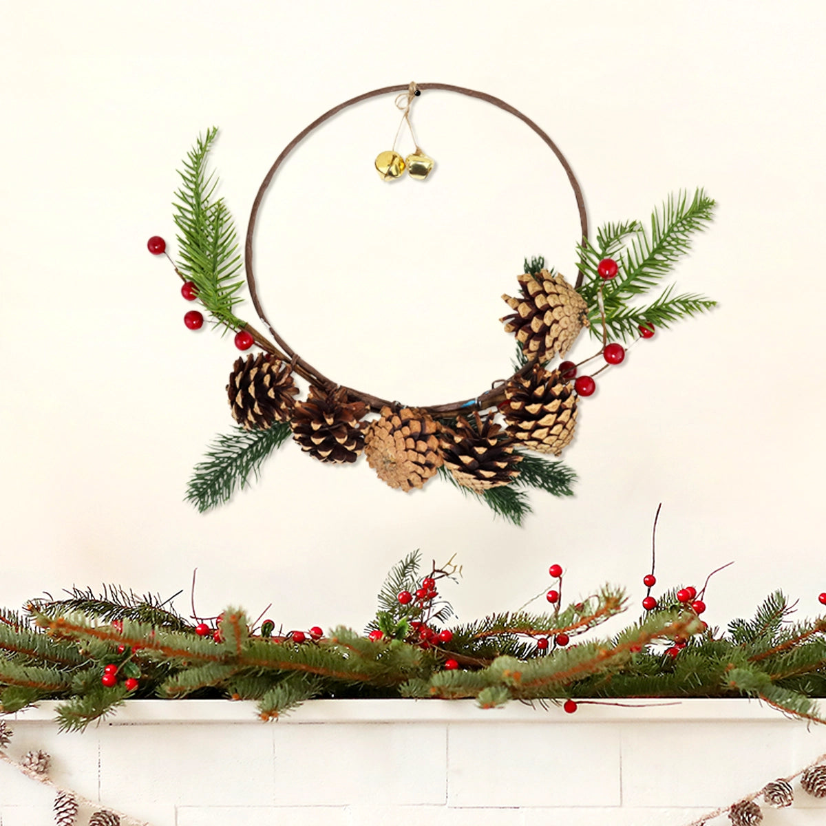 Corona Navideña con Piñas y Cascabeles