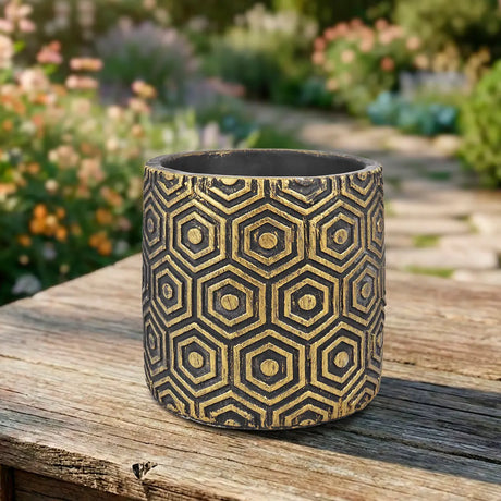 Maceta Textura Hexagonal, Color Negro y Oro
