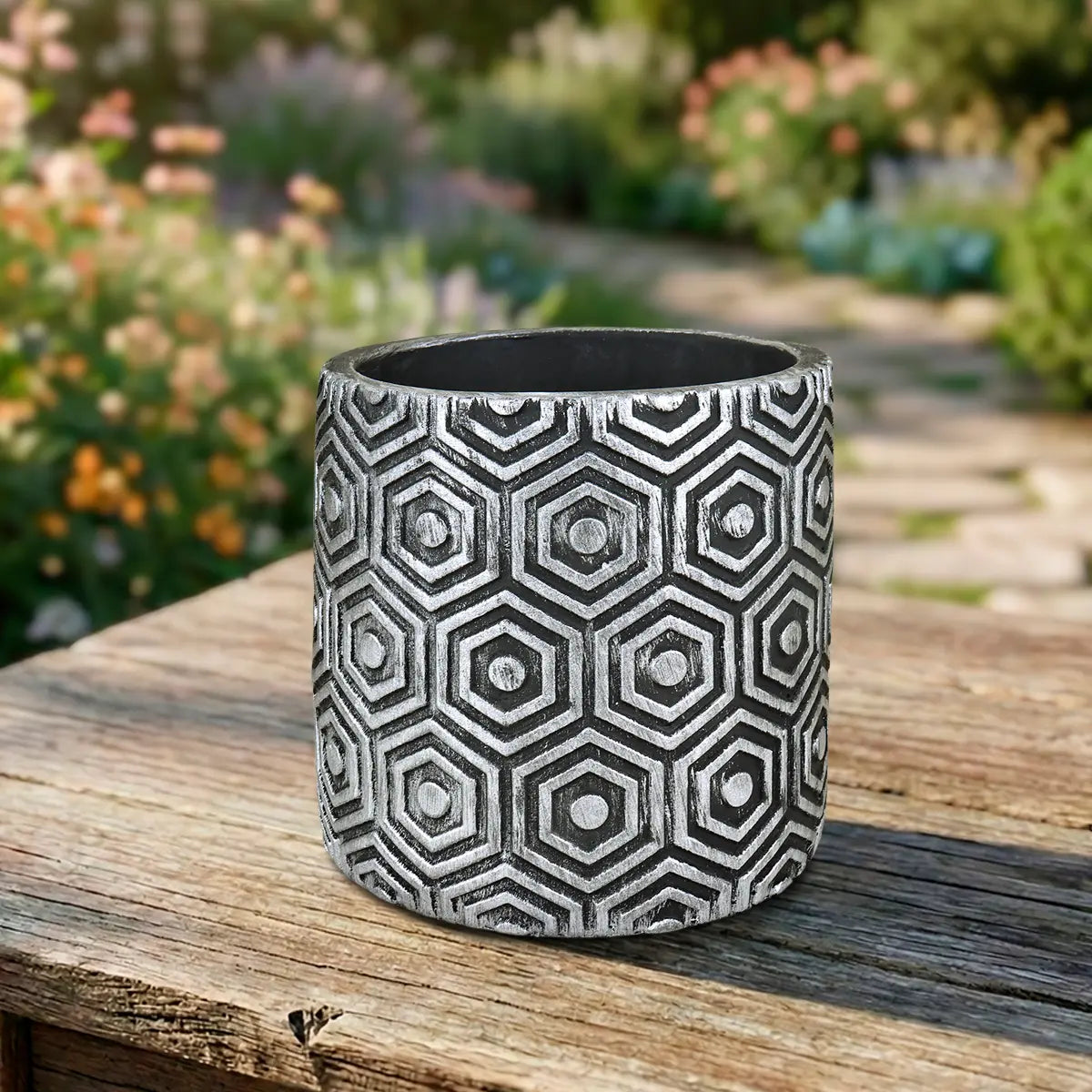 Maceta Textura Hexagonal, Color Negro y Plata