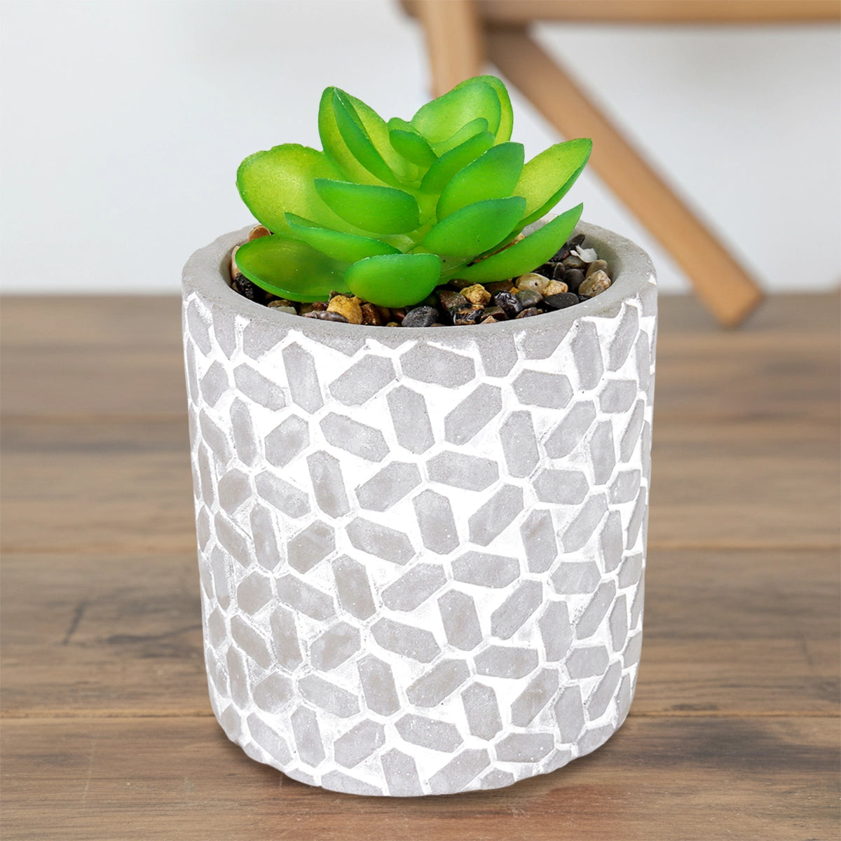 Maceta con Planta Artificial, Diseño con Patrón Figuras, Color Gris