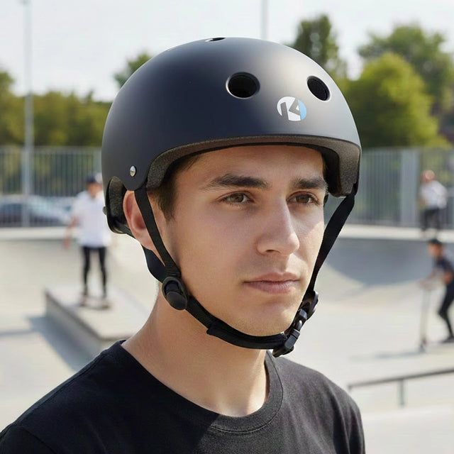 Casco Kriptonics Skateboards, Color Negro