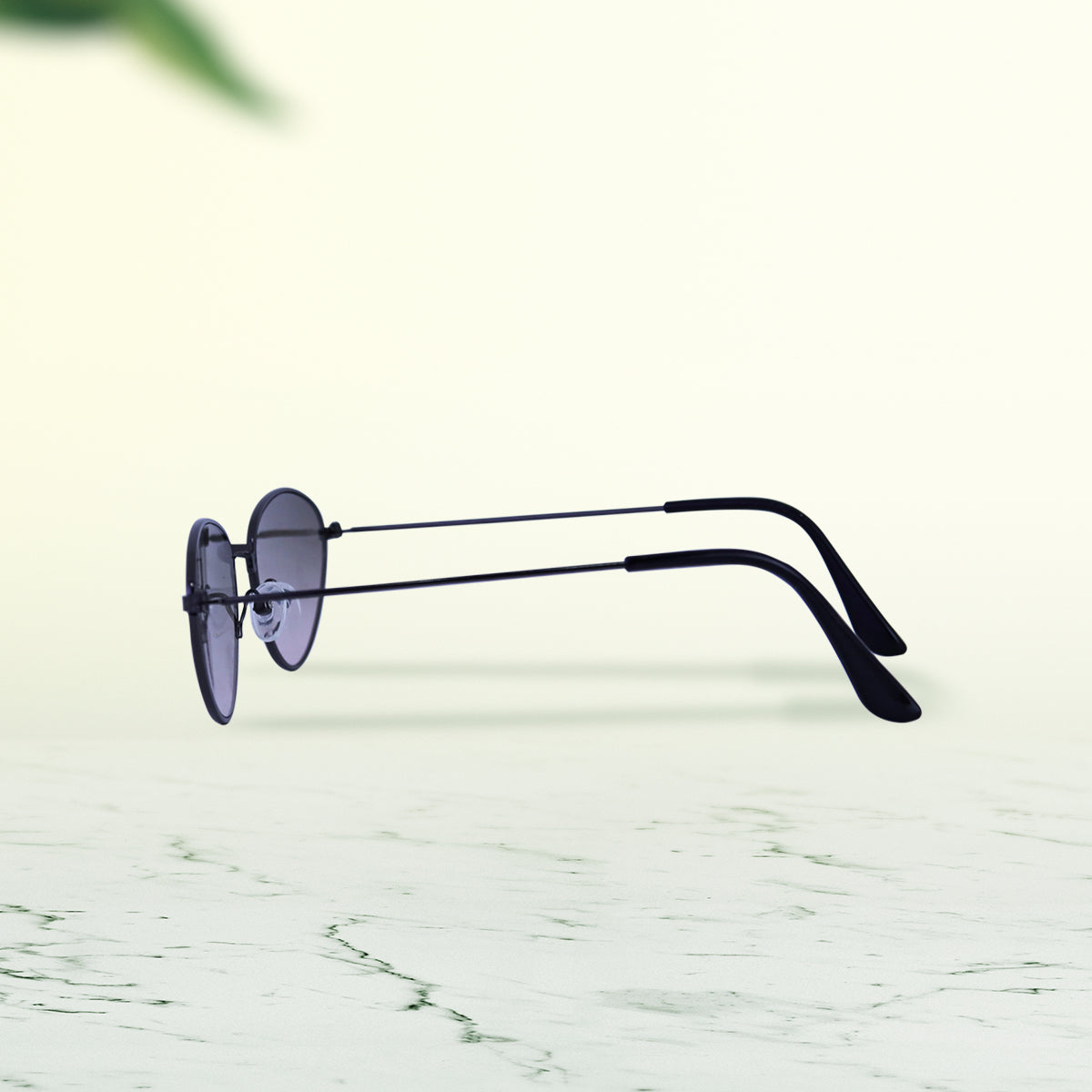 Lentes de Sol Estilo Aviador con Armazón Ovalado, color Negro