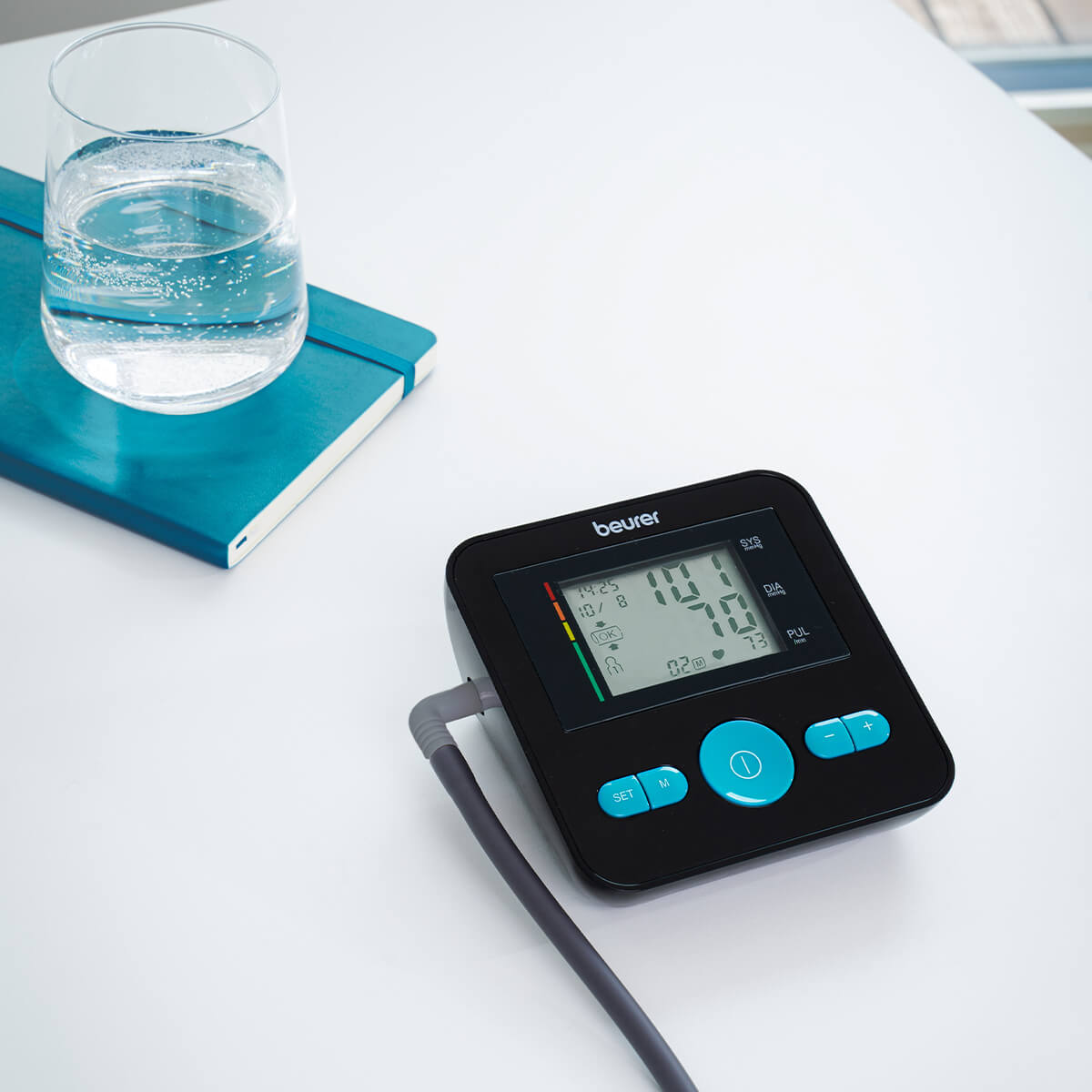 Monitor de presión arterial baumanómetro digital de brazo con detector de arritmias BM27SBF23 - Marca Beurer