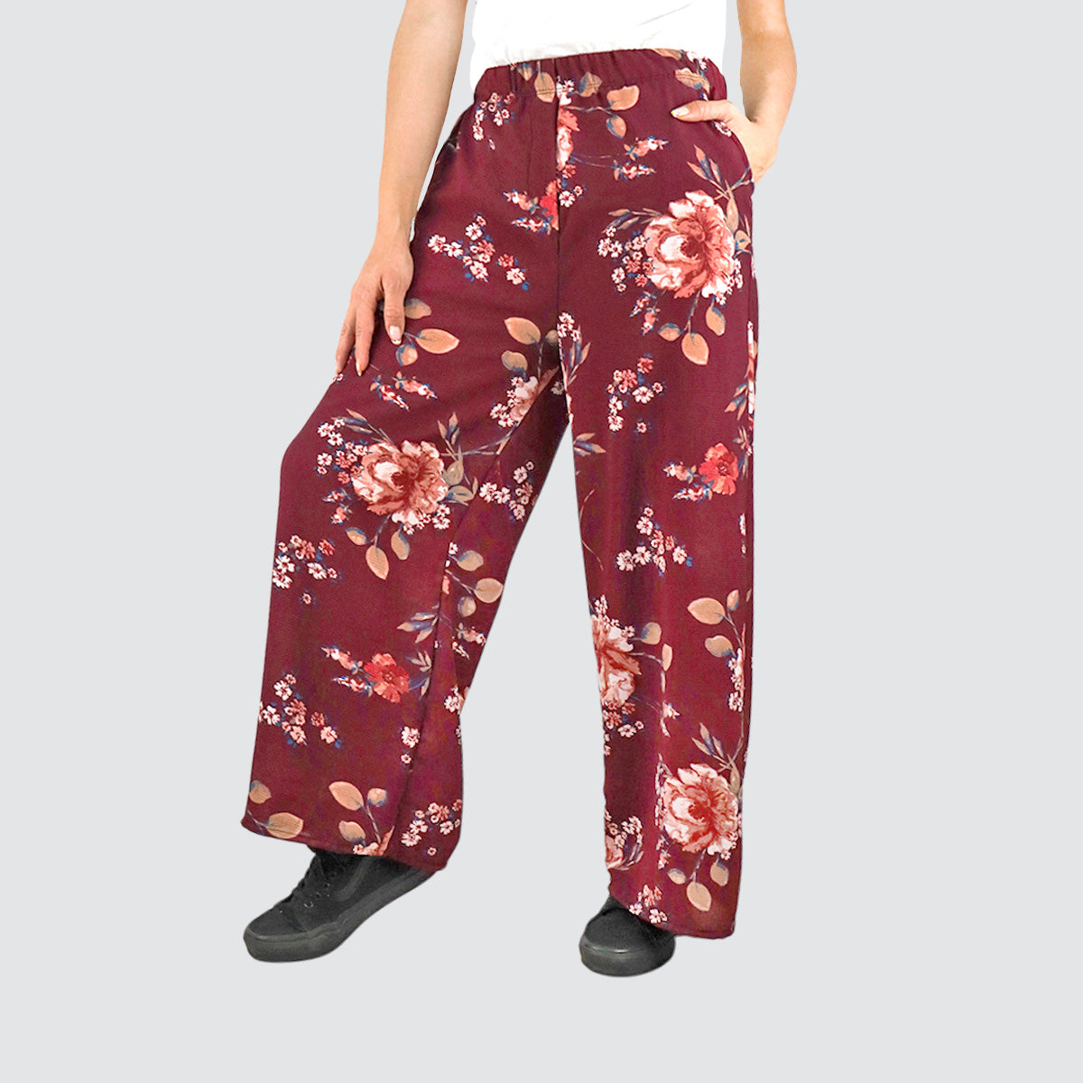 Pantalón Casual con Estampado de Flores para Dama, color Vino