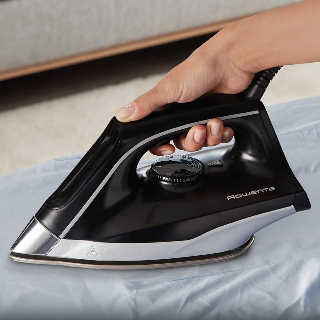 Plancha Central de Vapor Rowenta Compact Steam Pro VR8324U1