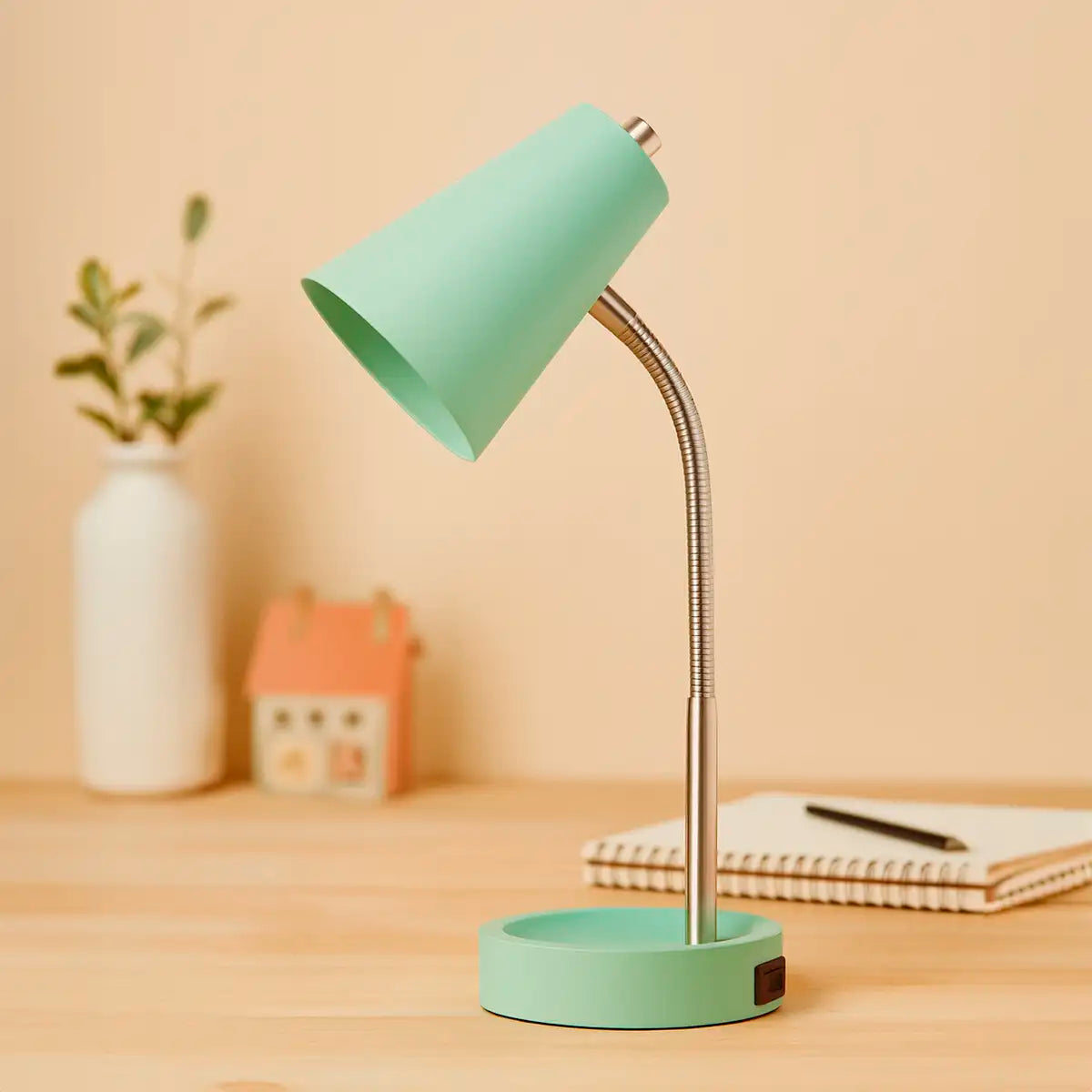 Lámpara de Mesa de Trabajo LED, Room Essentials, Color Verde