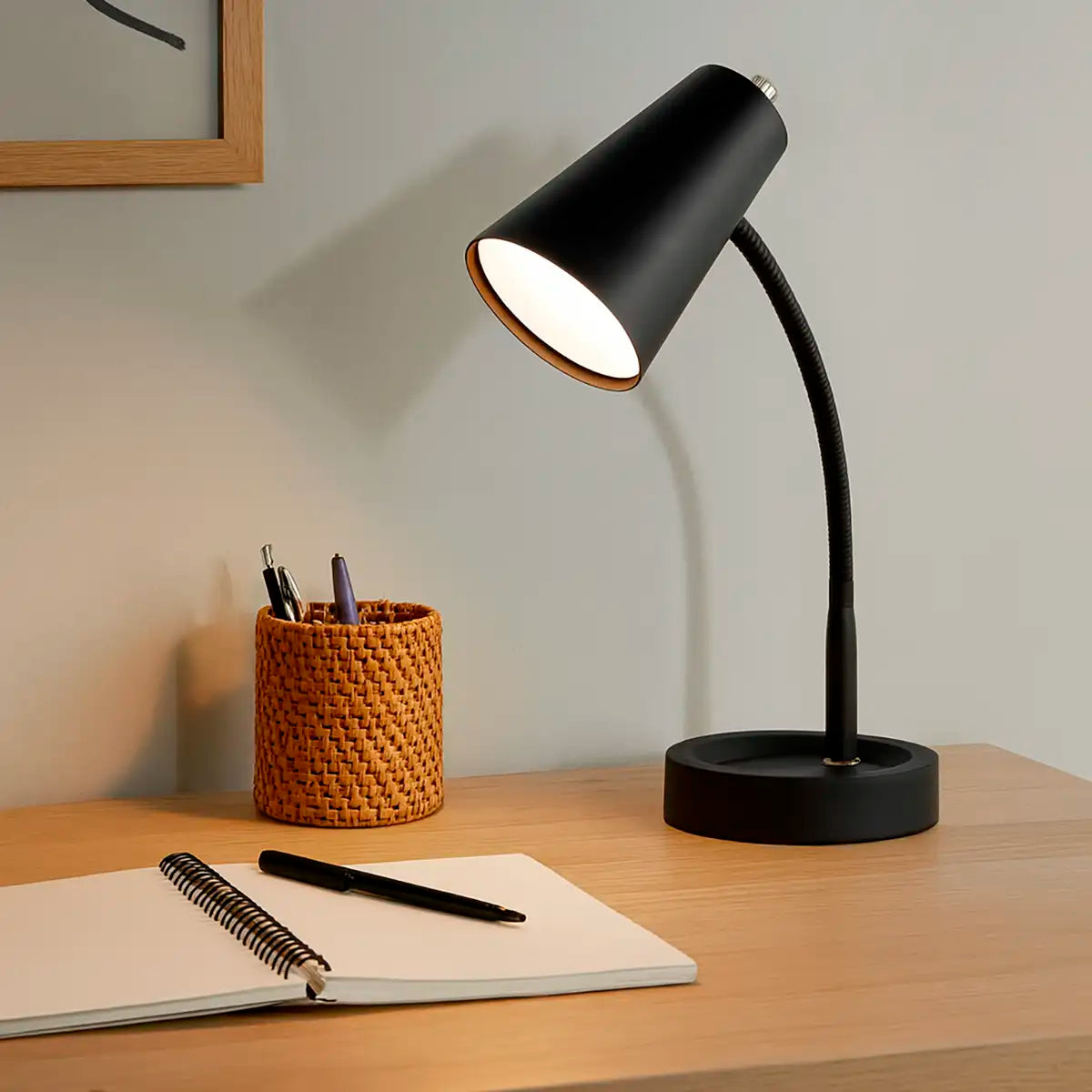 Lámpara de Mesa de Trabajo LED, Room Essentials, Color Negro