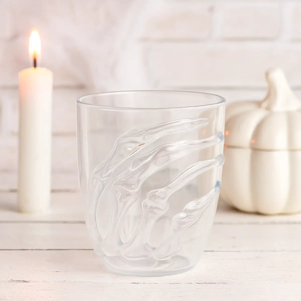 Mano Fantasmal, Vaso de Plástico