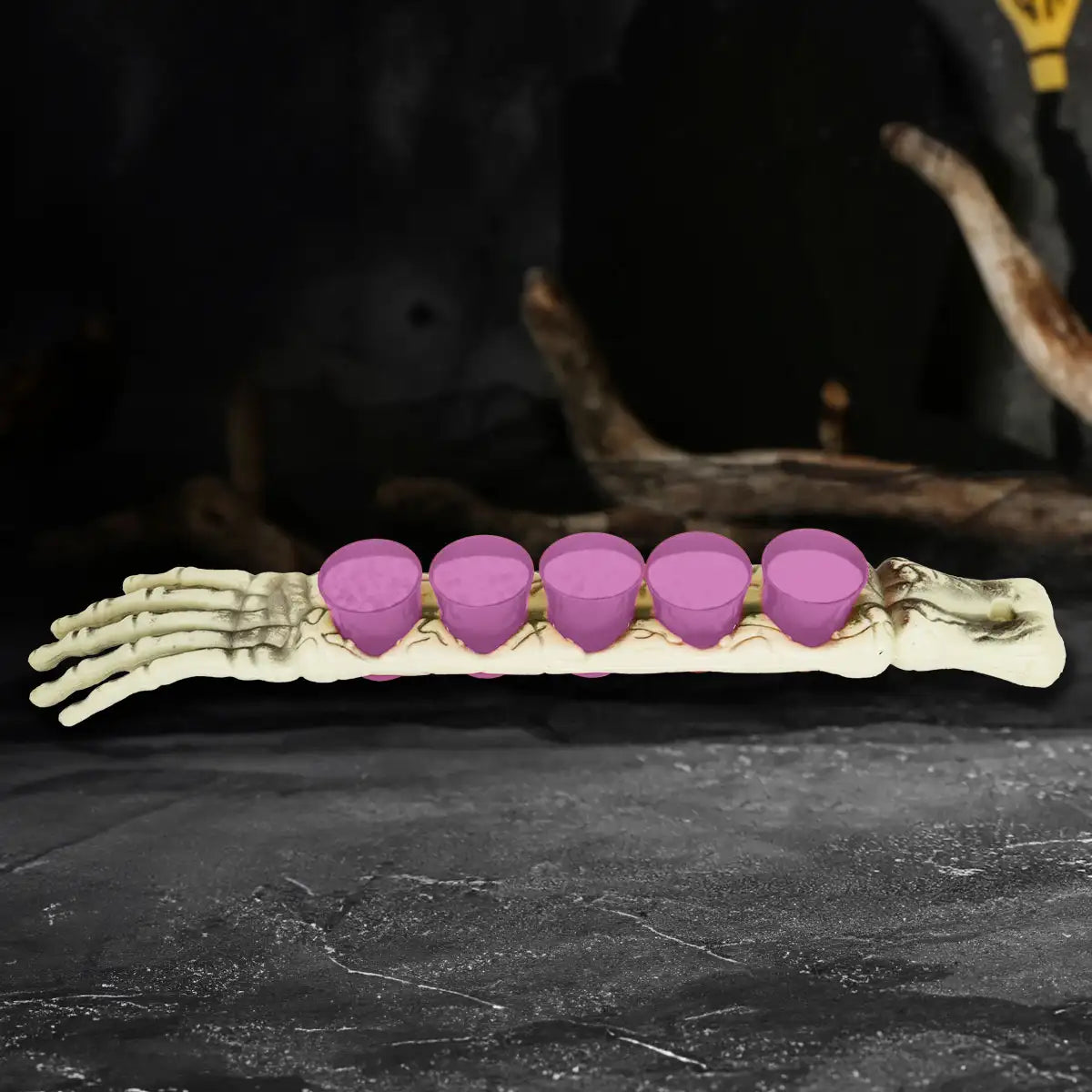 Brazo de Esqueleto con Vasos de Shots Color Morado