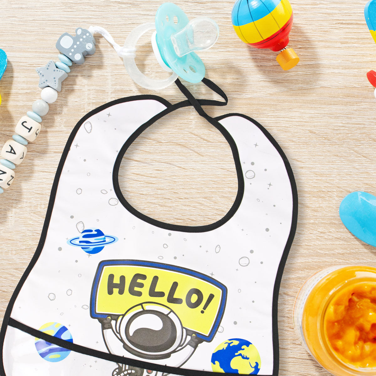 Babero Tipo Batita con Bolsa Plastificada de Astronauta Hello para Bebé